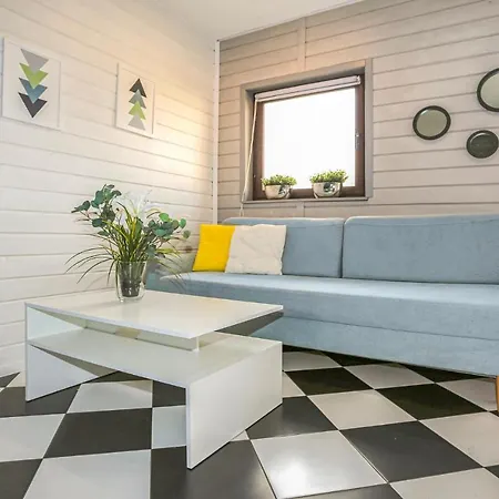 2 Bedroom Beautiful In Grzybowo בית נופש